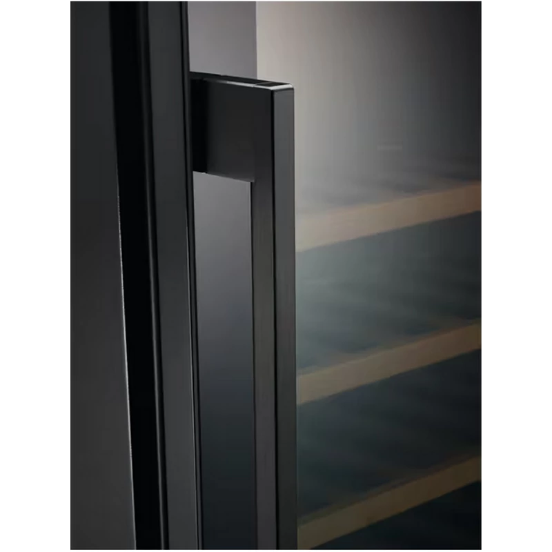 Electrolux EWS4052B5B beépíthető borhűtő 52 palack